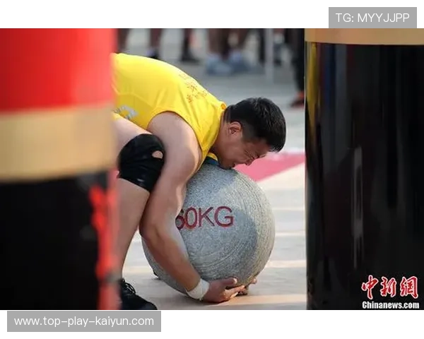 大力士比赛举石项目展示惊人力量